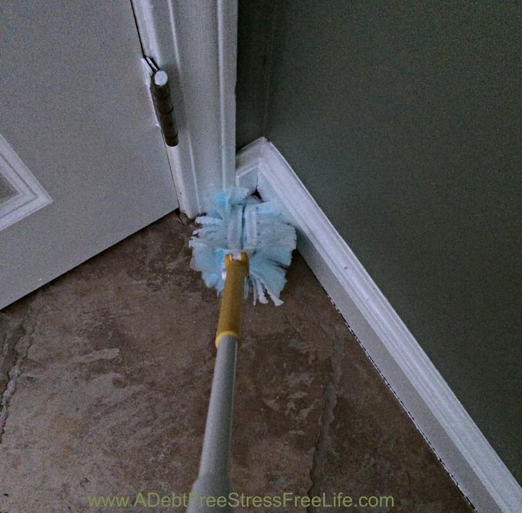 How To Use The Swiffer Extender Pole Duster When You Vacuum