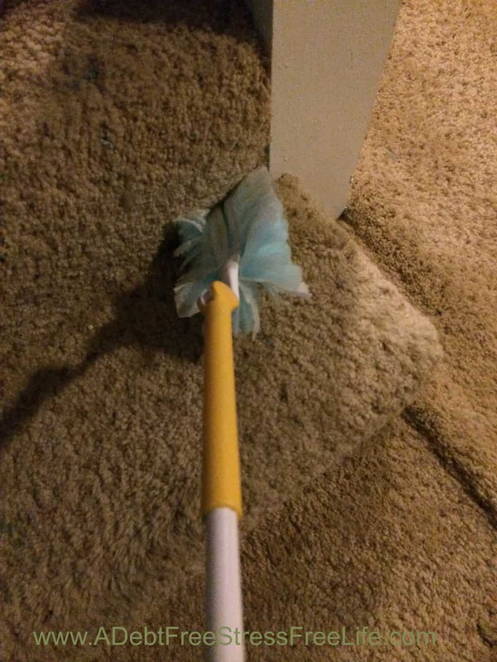 How To Use The Swiffer Extender Pole Duster When You Vacuum